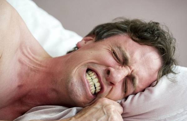 ngủ nghiến răng là người như thế nào