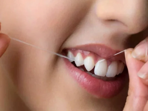 Dùng chỉ nha khoa có làm thưa răng không? – Sự thật bạn cần biết