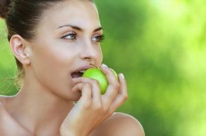 Bọc răng sứ bao lâu thì ăn được – 9 thực phẩm cần tránh sau phục hình