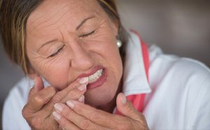 Răng lung lay ở người lớn: Nguyên nhân và cách điều trị