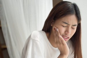 Mọc răng khôn rất đau gây ra biến chứng gì? Chăm sóc răng như thế nào?